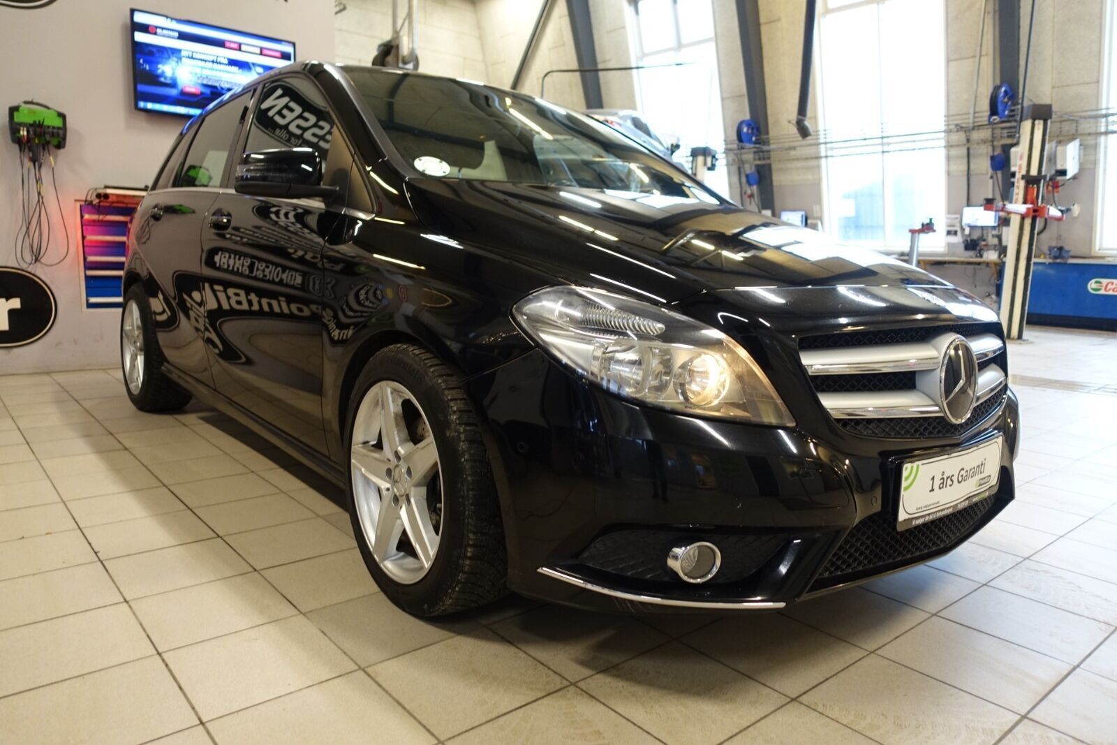 Grå Mercedes B180 fra 2014