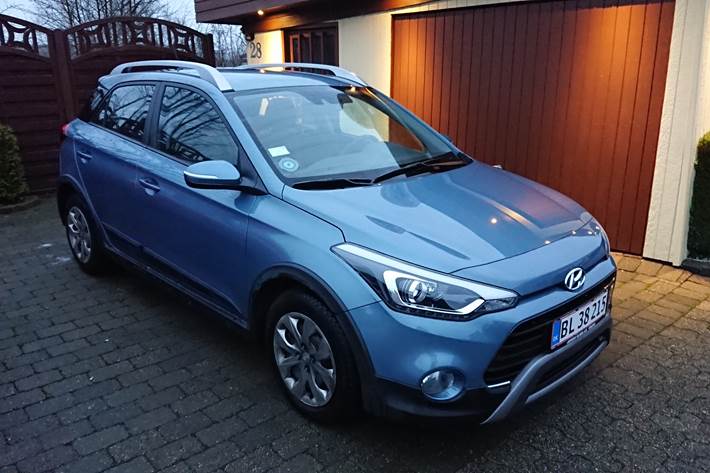 Blå Hyundai i20 Active Cross fra 2017