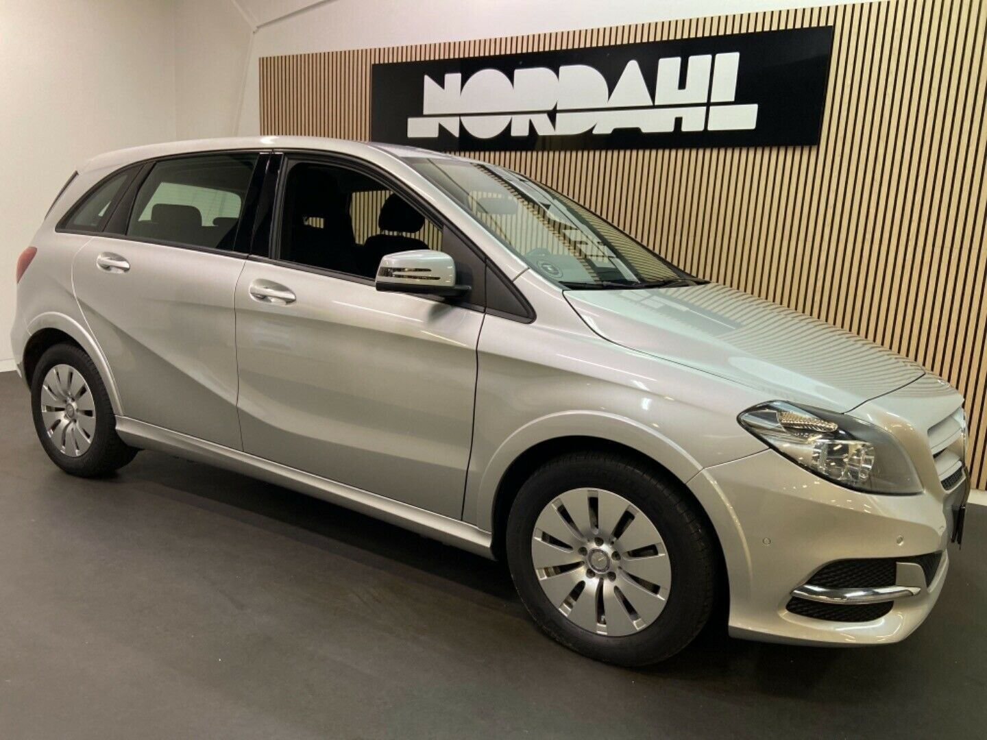 Grå Mercedes B250 e fra 2016