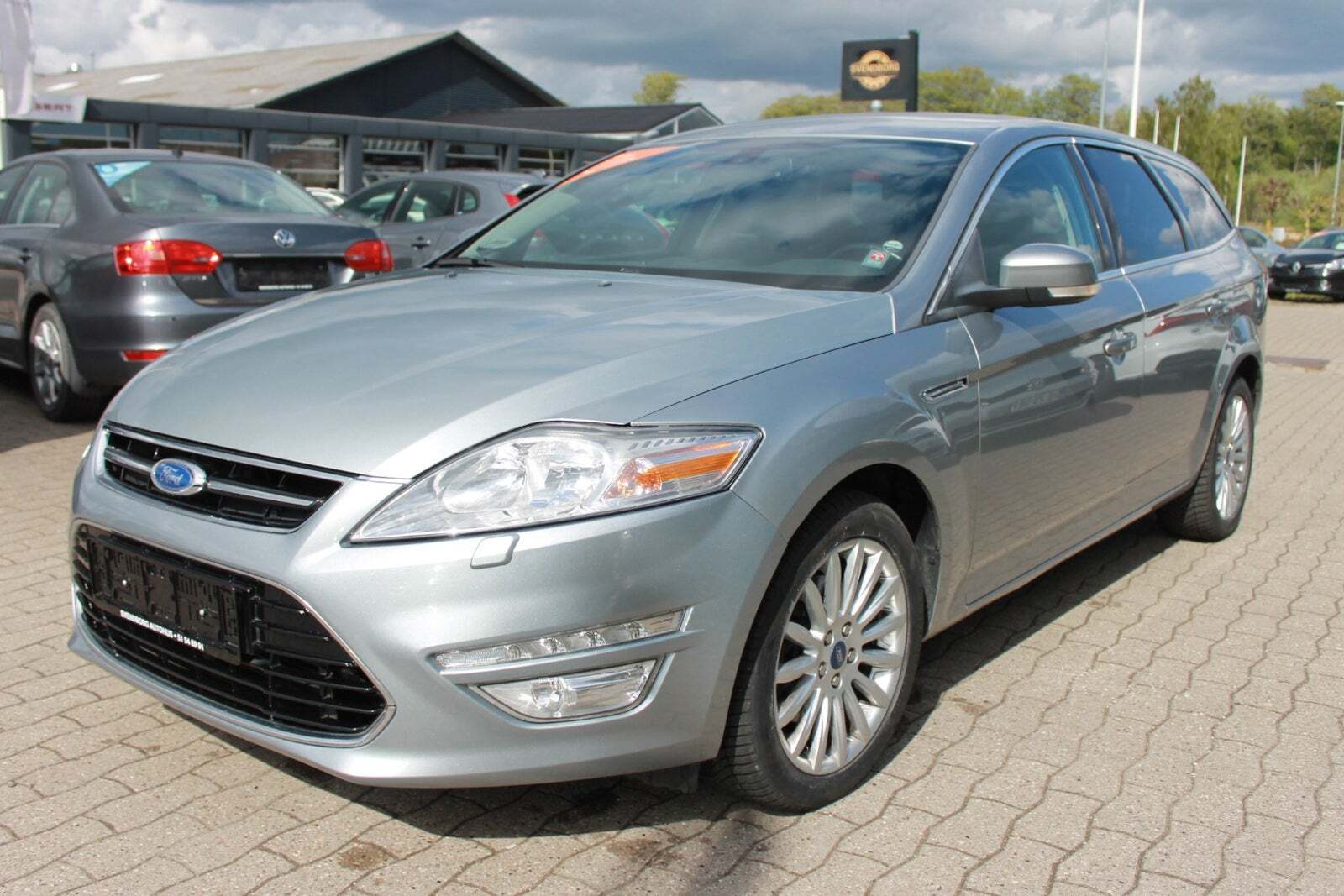 Grå Ford Mondeo fra 2013