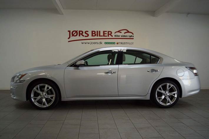 Sølv Nissan Maxima fra 2013 set udefra