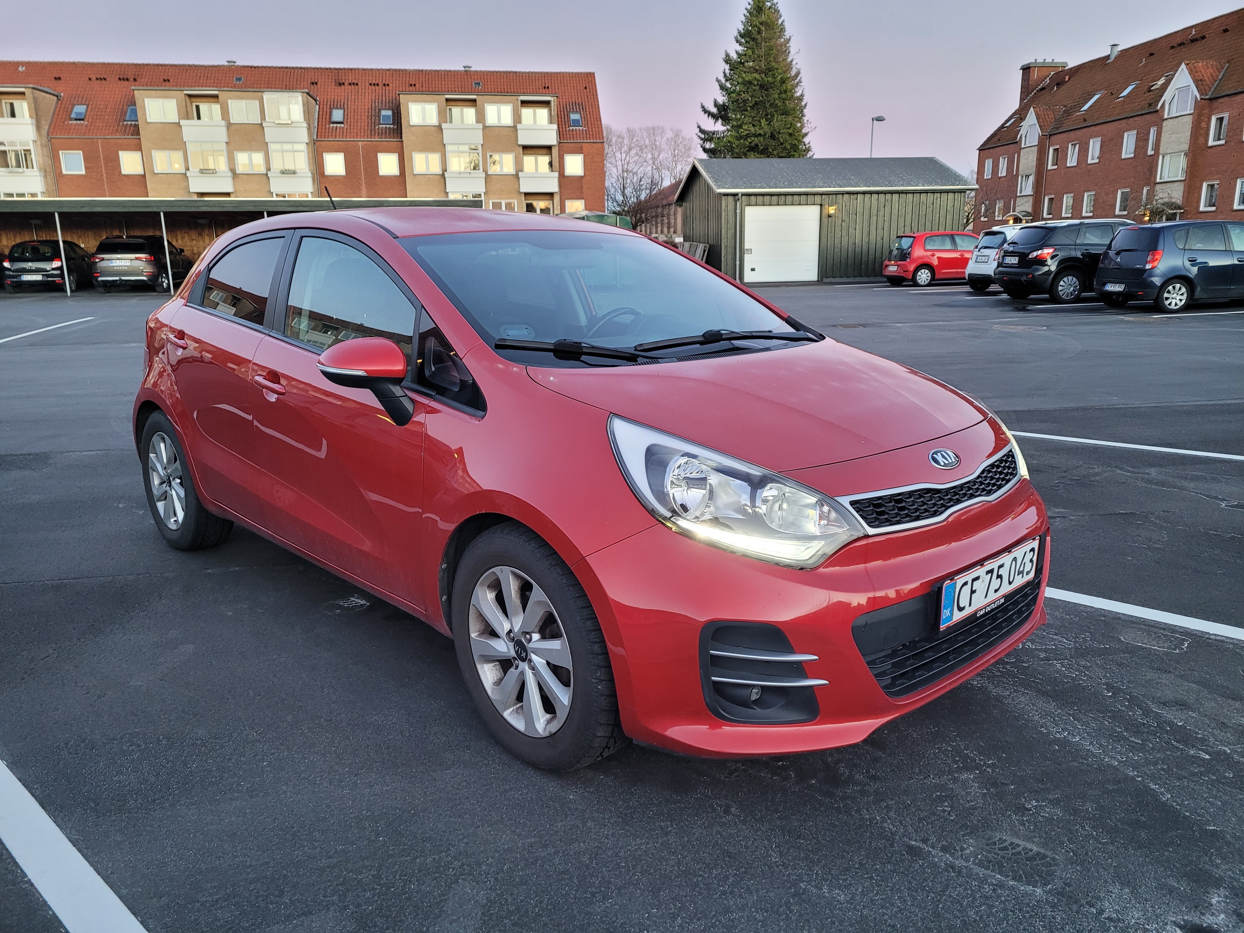 Rød Kia Rio fra 2015