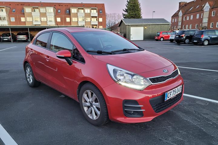 Rød Kia Rio fra 2015