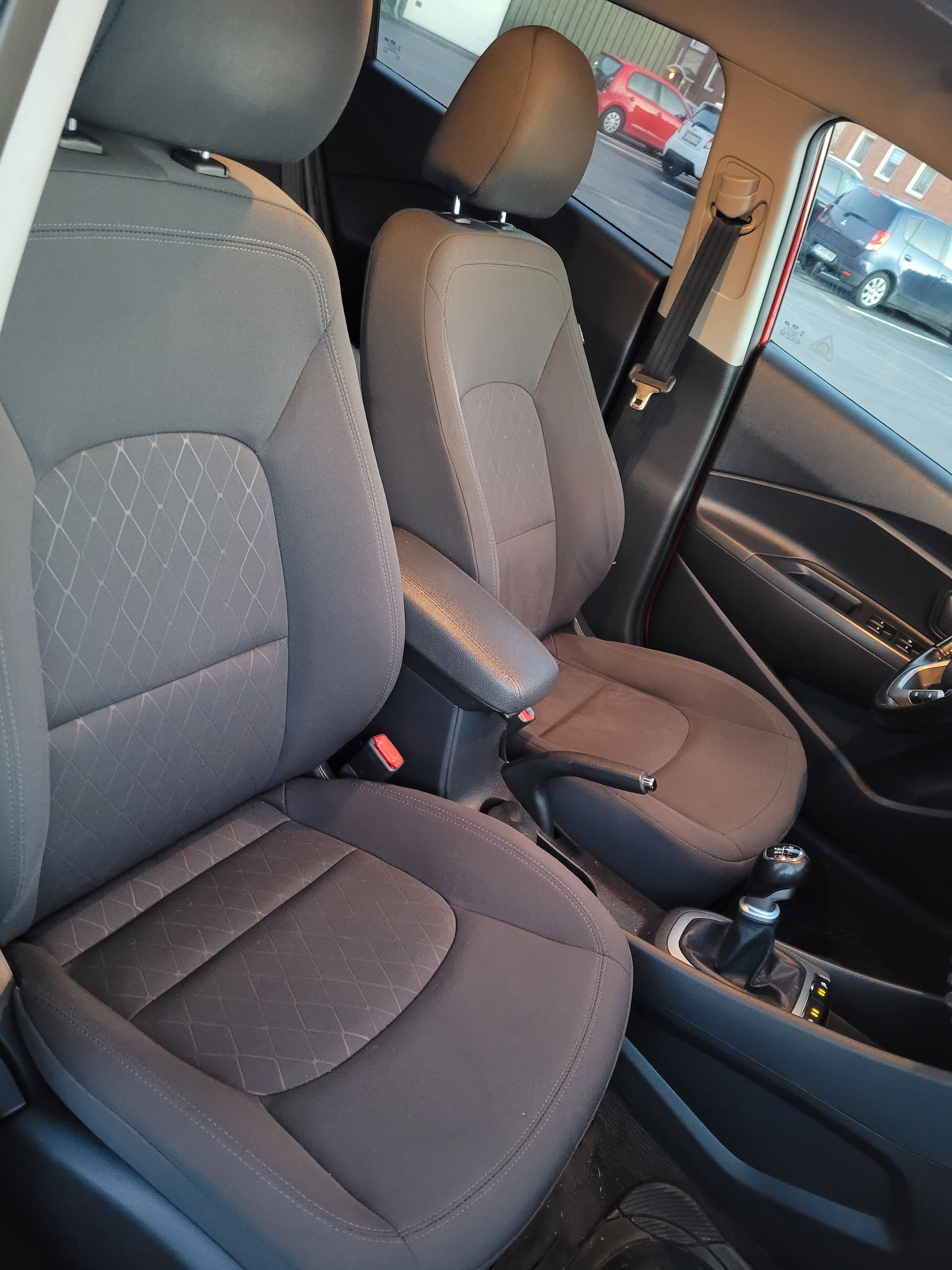 Rød Kia Rio fra 2015