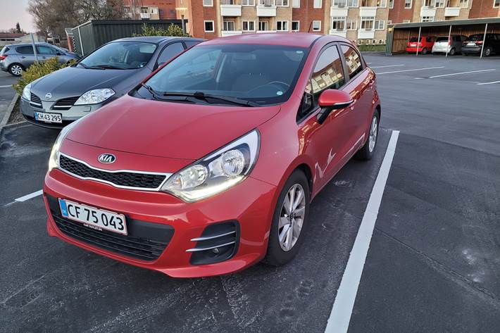 Rød Kia Rio fra 2015