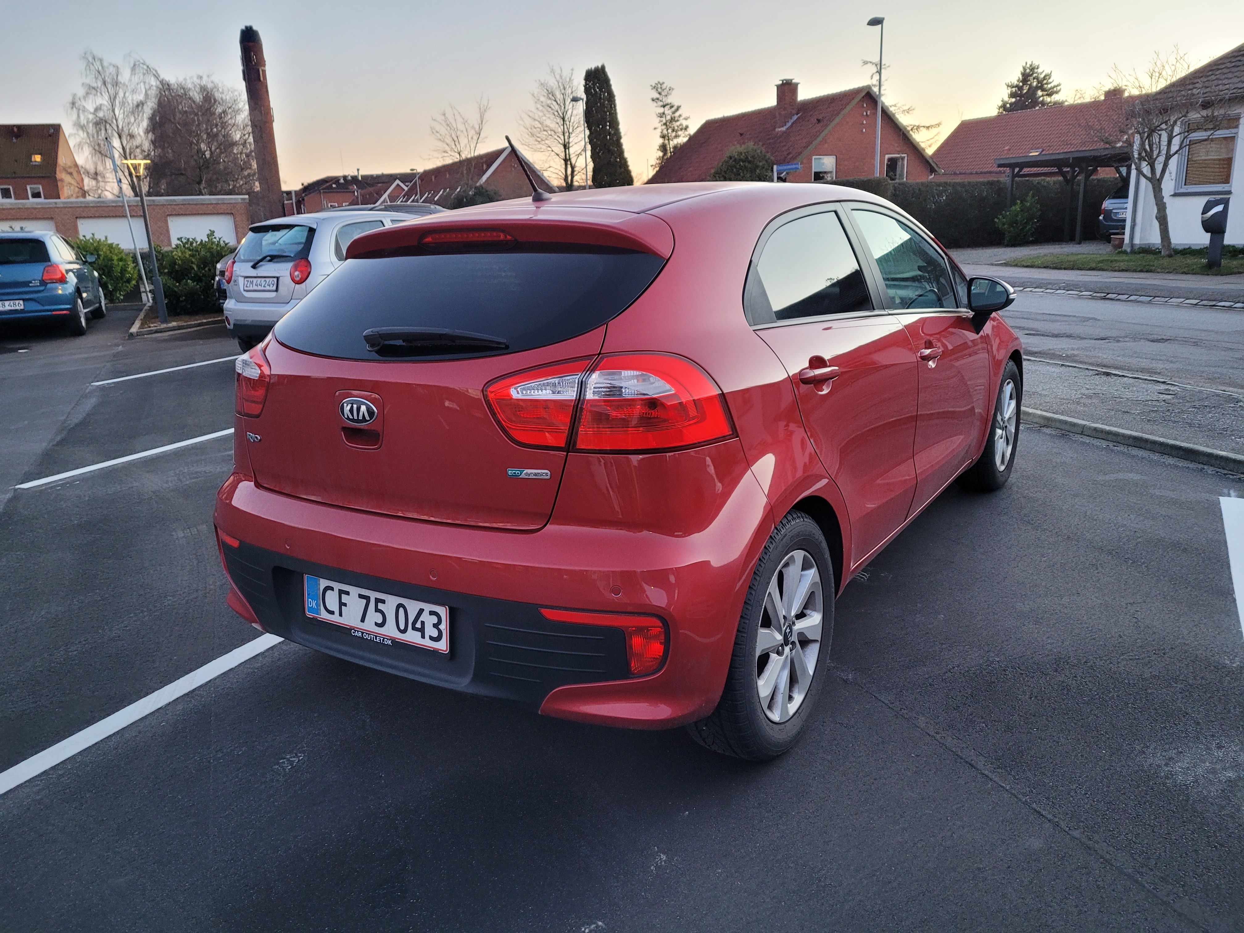 Rød Kia Rio fra 2015