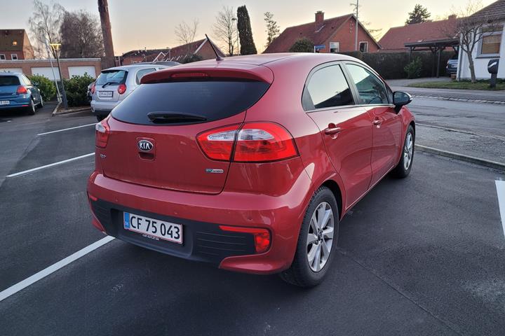 Rød Kia Rio fra 2015