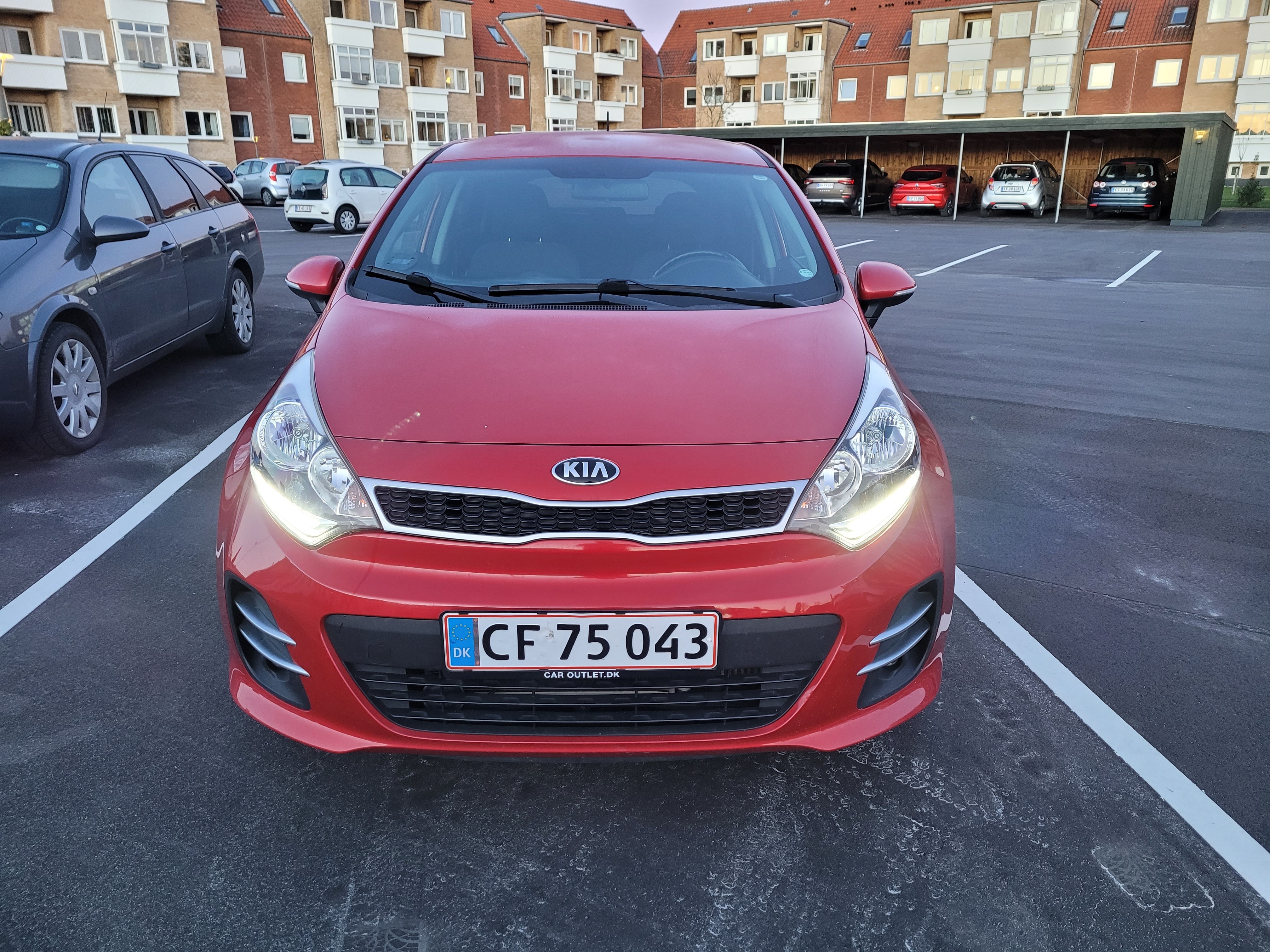 Rød Kia Rio fra 2015