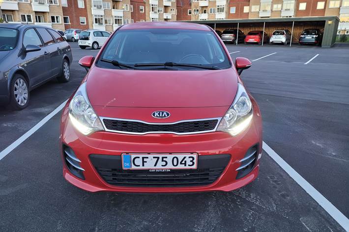 Rød Kia Rio fra 2015