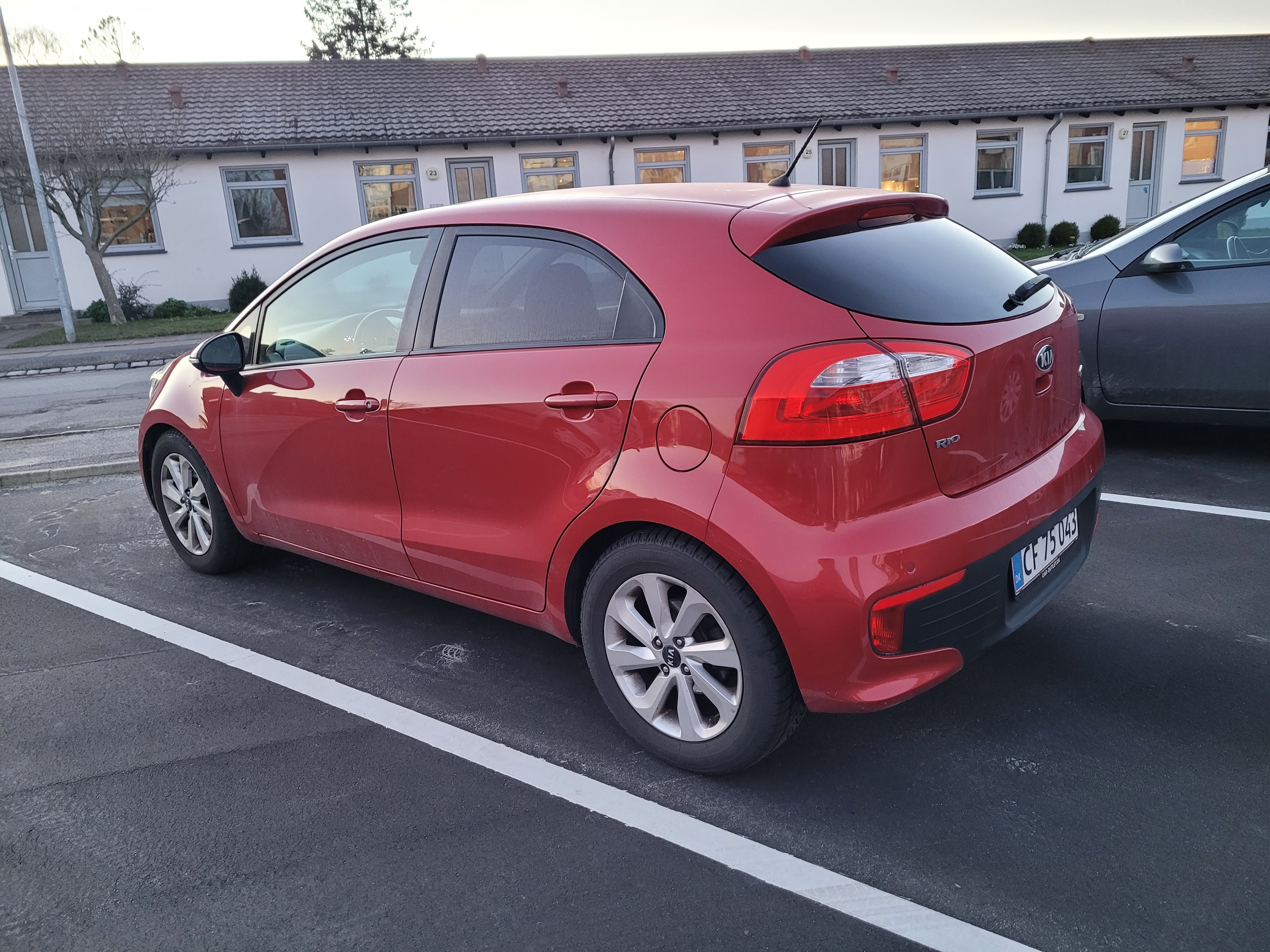Rød Kia Rio fra 2015