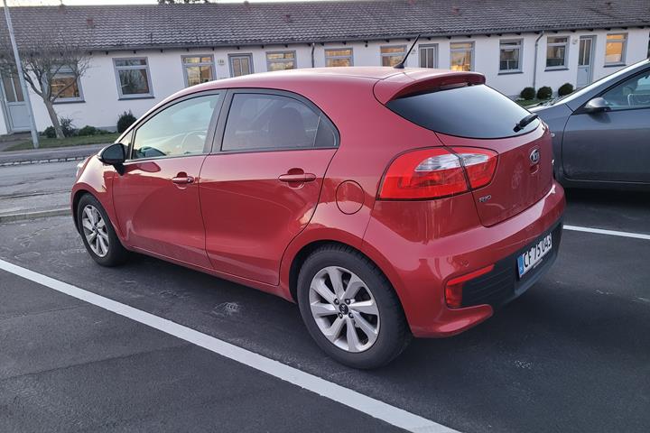 Rød Kia Rio fra 2015