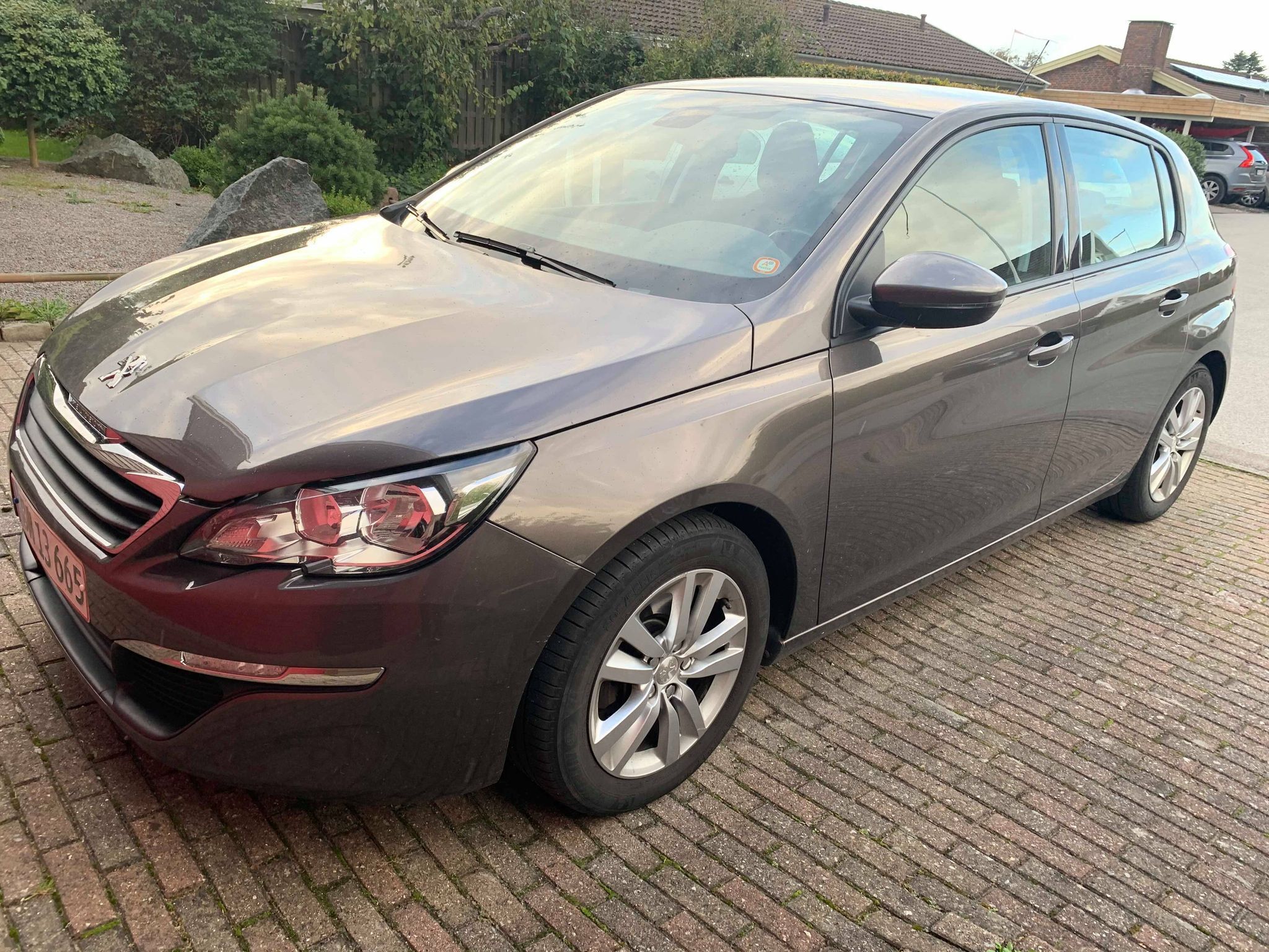 Grå Peugeot 308 fra 2014