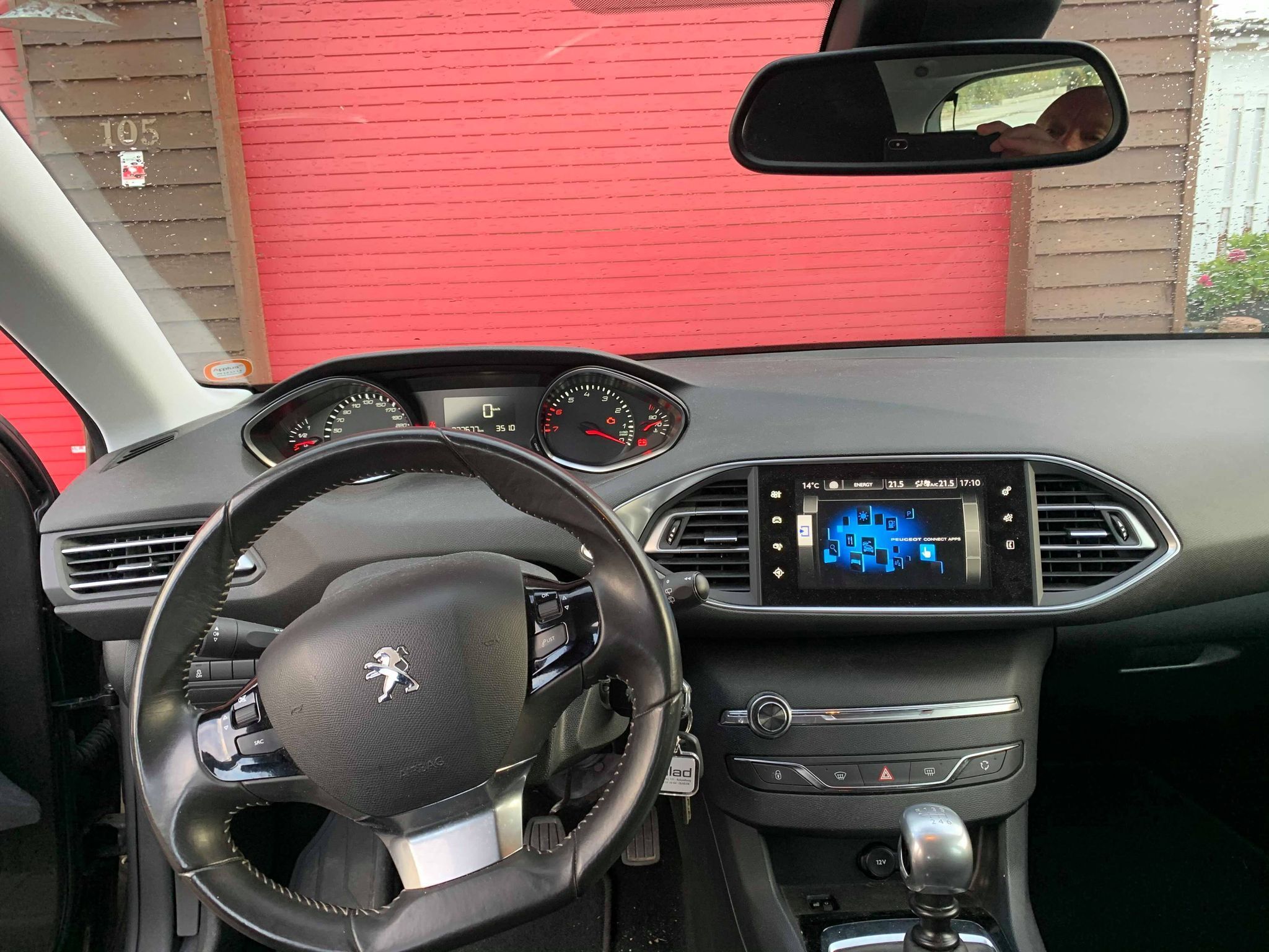 Grå Peugeot 308 fra 2014