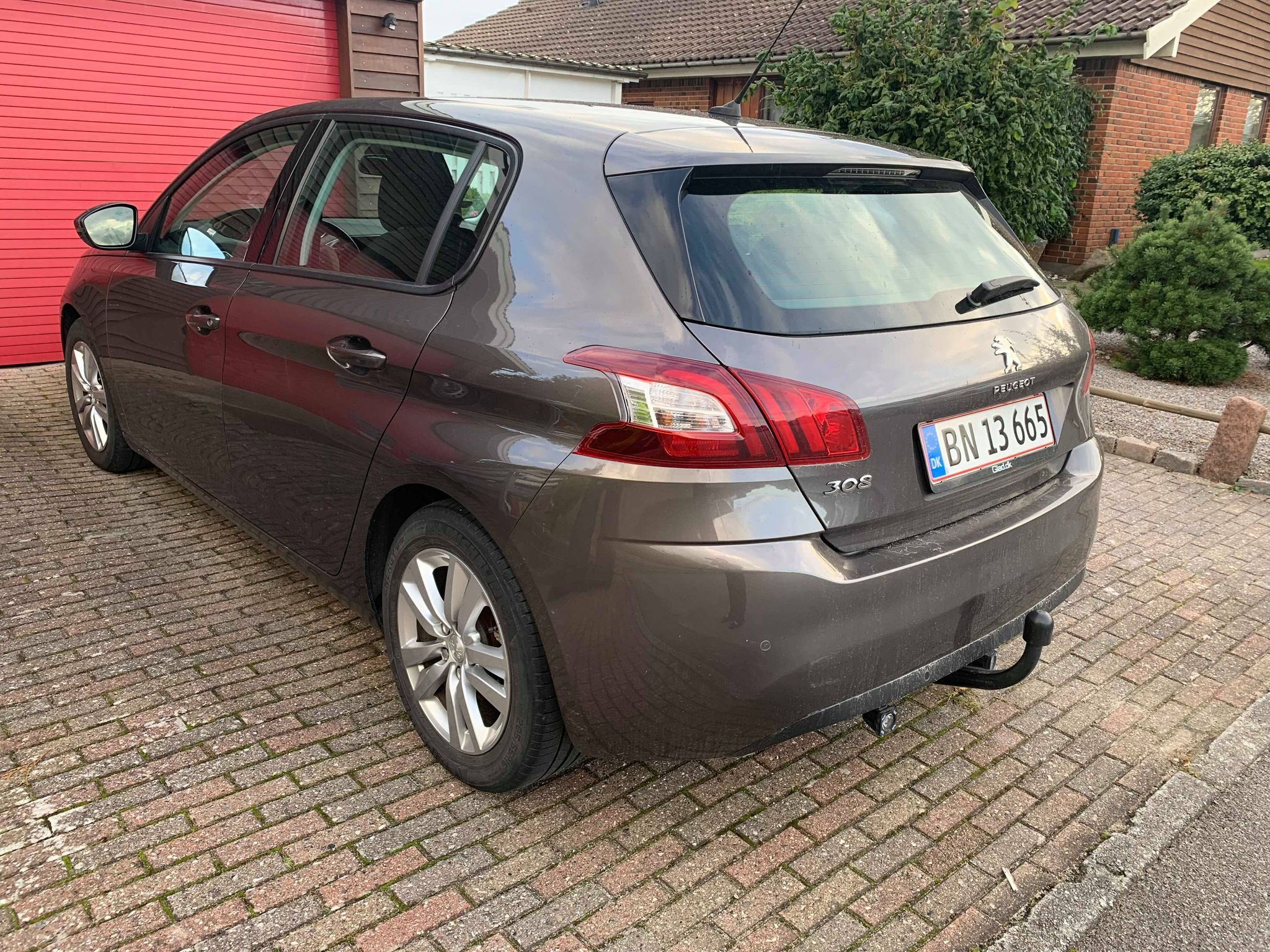 Grå Peugeot 308 fra 2014