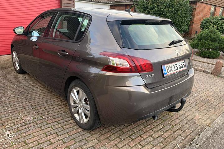 Grå Peugeot 308 fra 2014