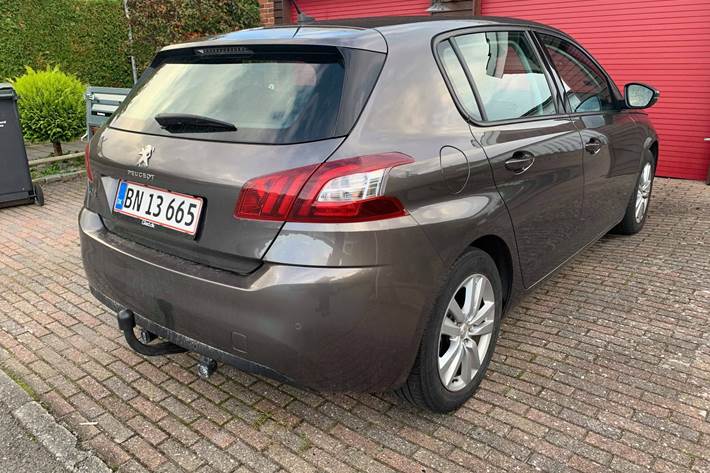 Grå Peugeot 308 fra 2014