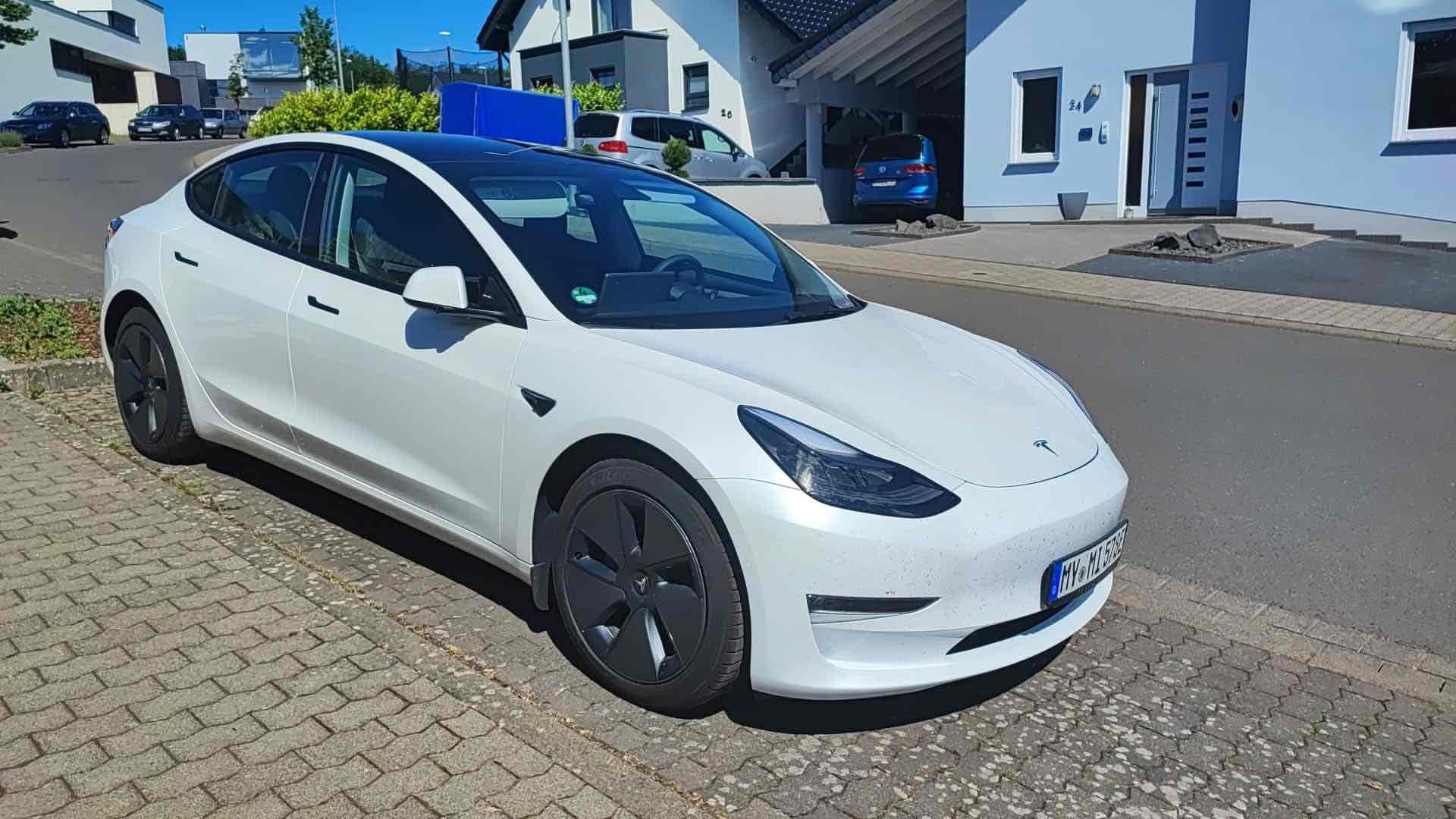 Hvid Tesla Model 3 fra 2022