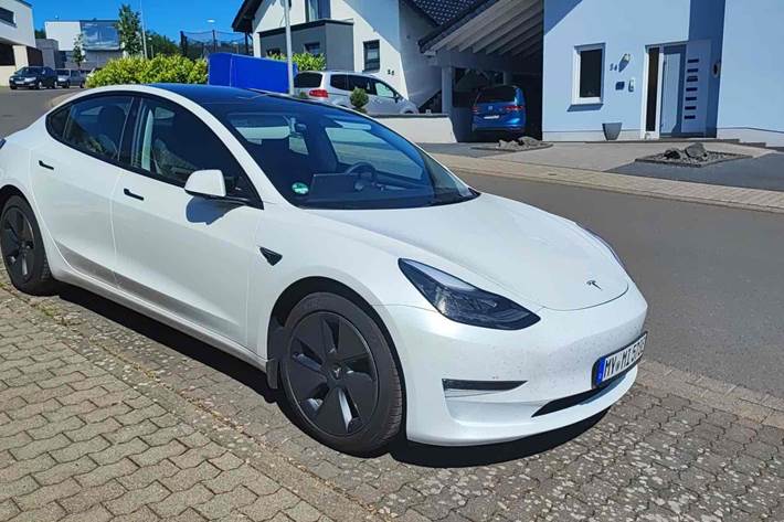 Hvid Tesla Model 3 fra 2022