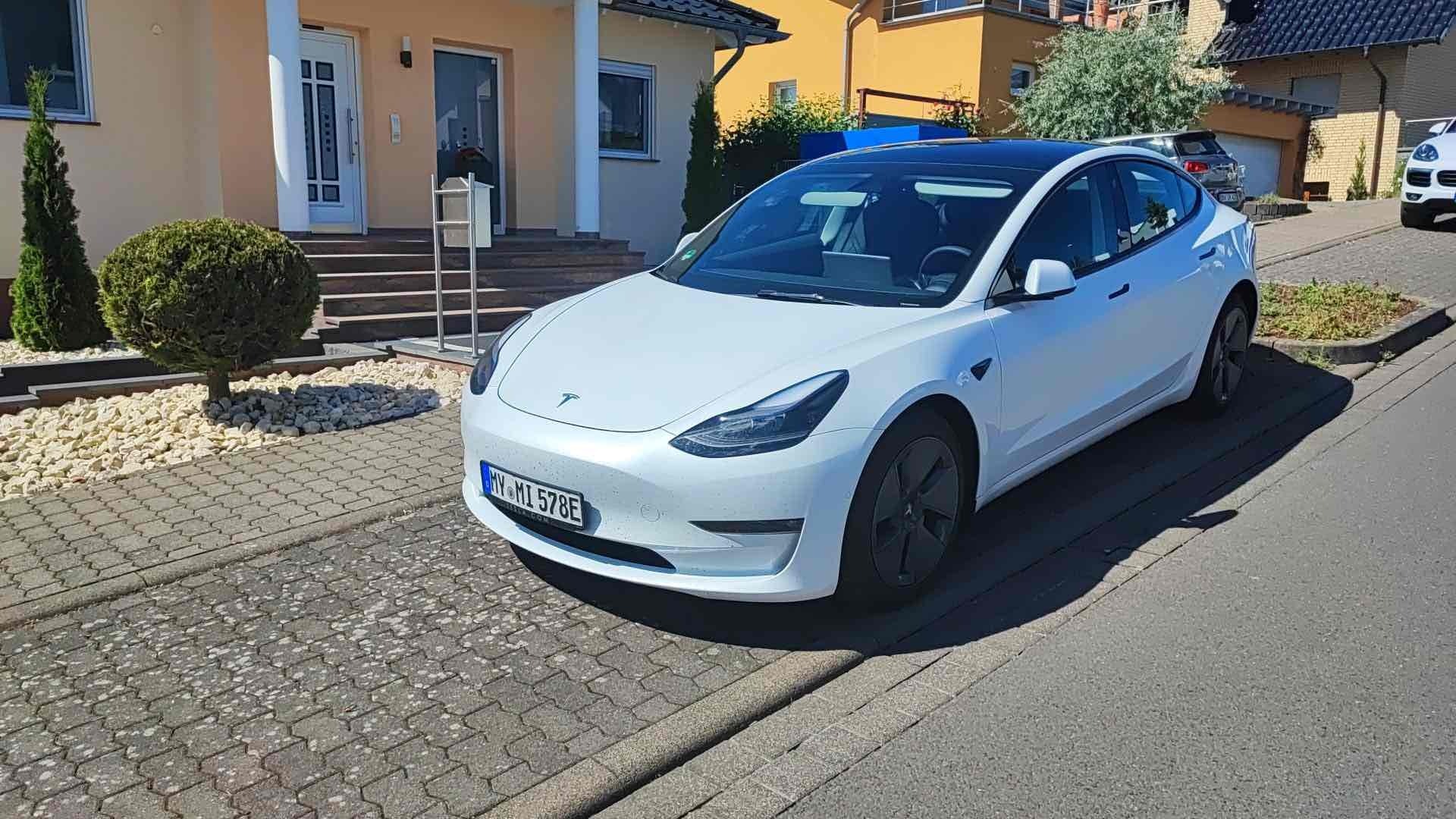 Hvid Tesla Model 3 fra 2022