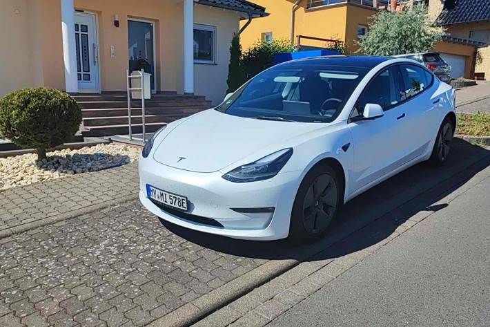Hvid Tesla Model 3 fra 2022