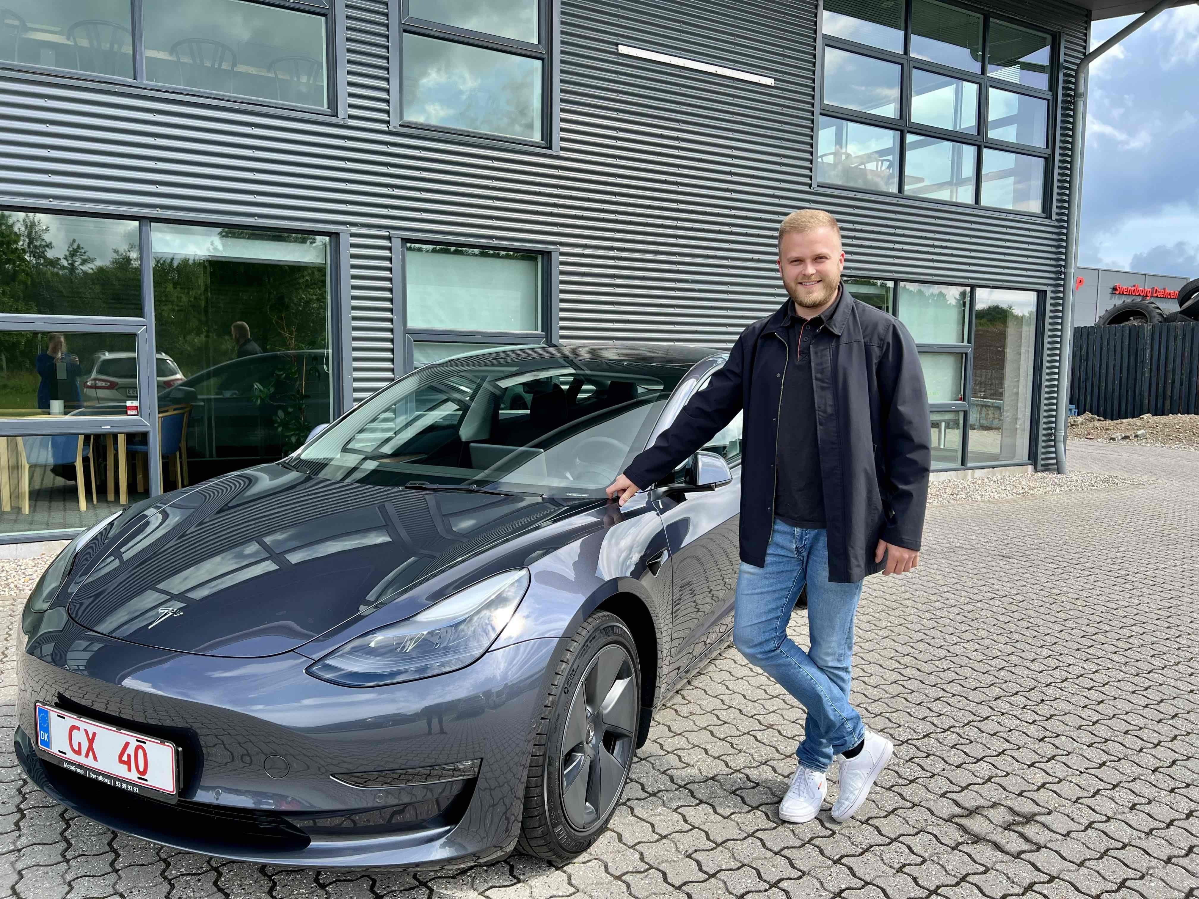 Hvid Tesla Model 3 fra 2022