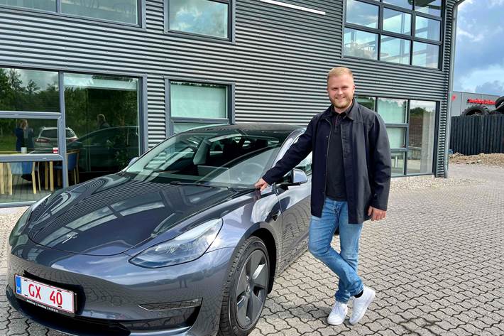 Hvid Tesla Model 3 fra 2022