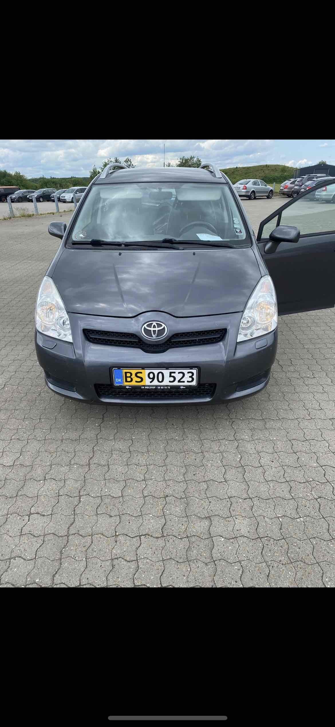 Grå Toyota Corolla Verso fra 2009