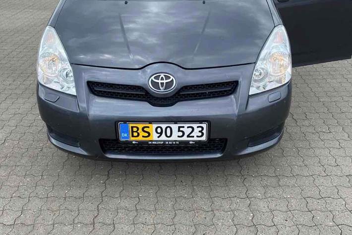 Grå Toyota Corolla Verso fra 2009