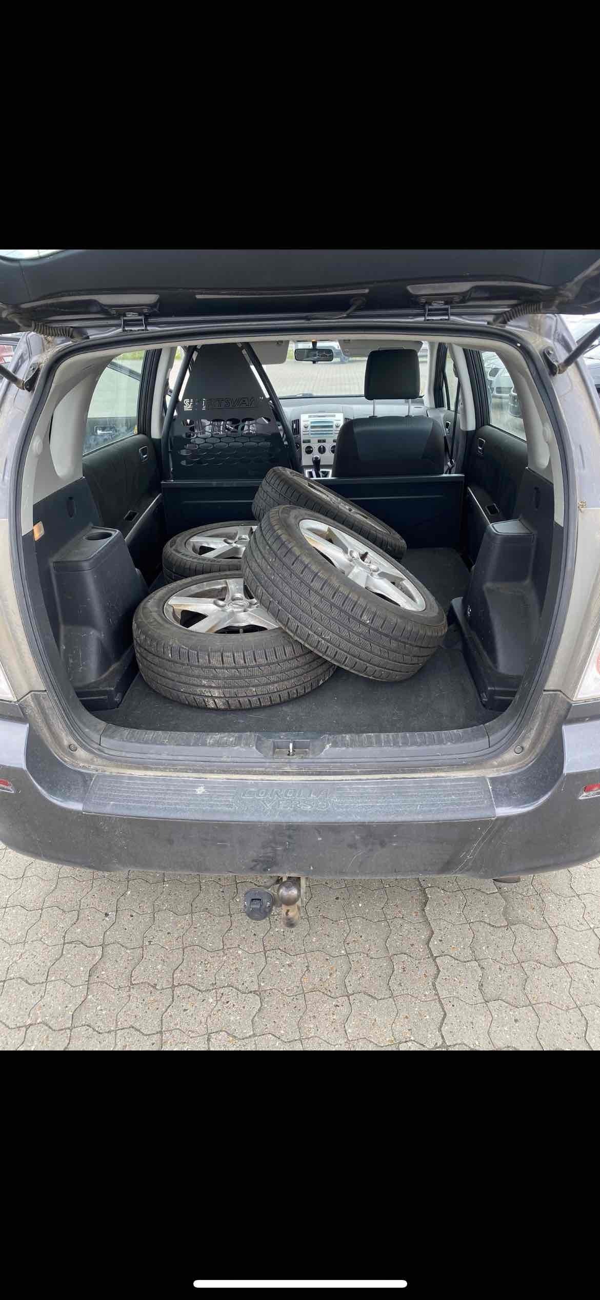 Grå Toyota Corolla Verso fra 2009