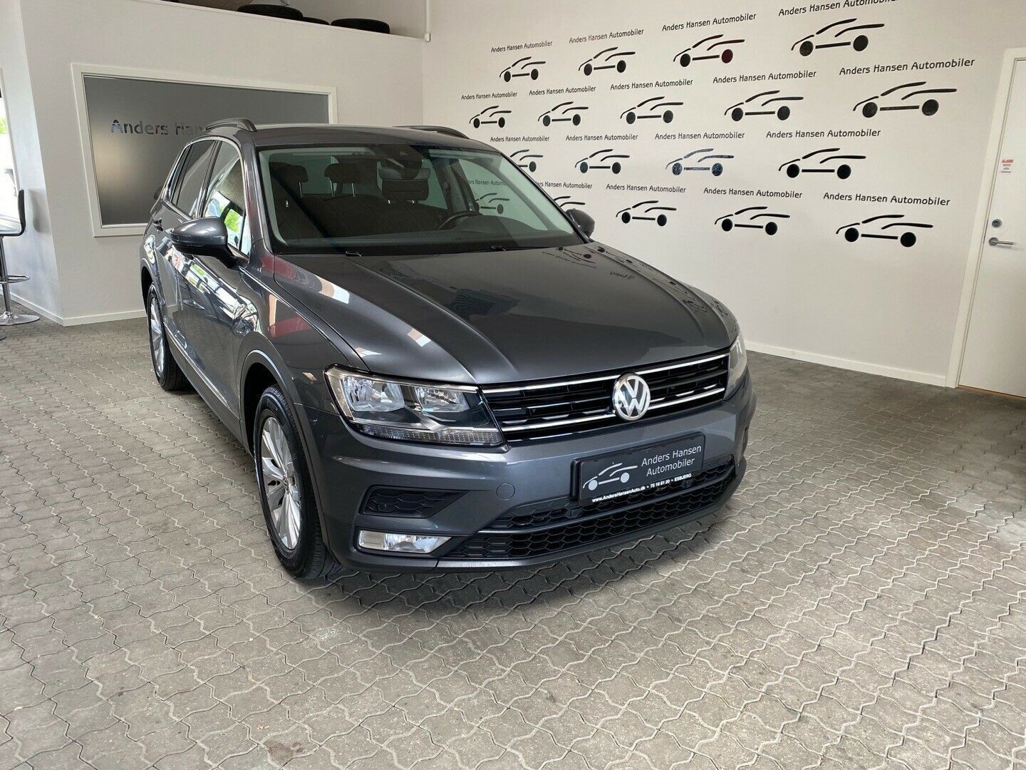 Grå VW Tiguan fra 2017