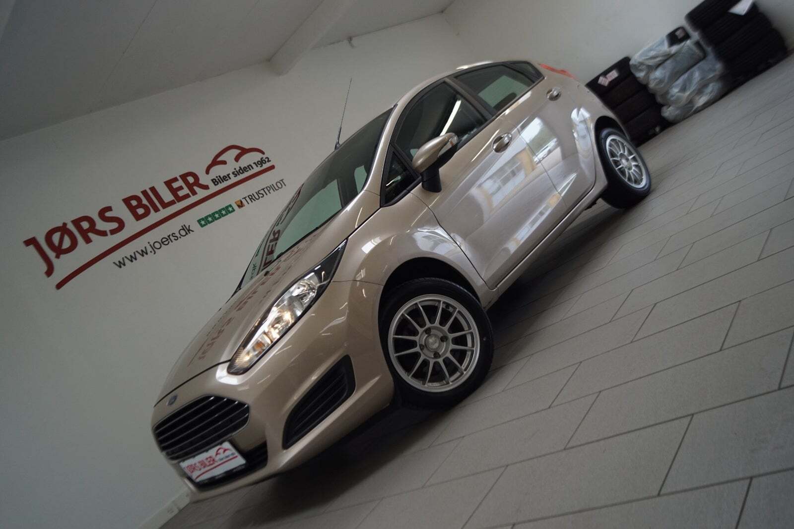 Beige Ford Fiesta fra 2016