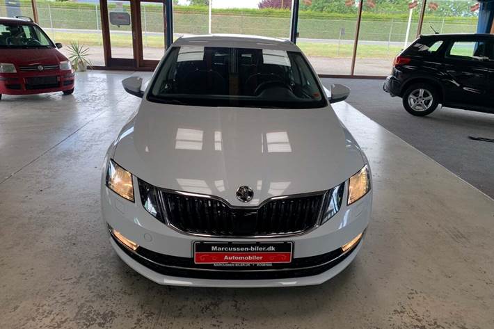 Hvid Skoda Octavia fra 2018