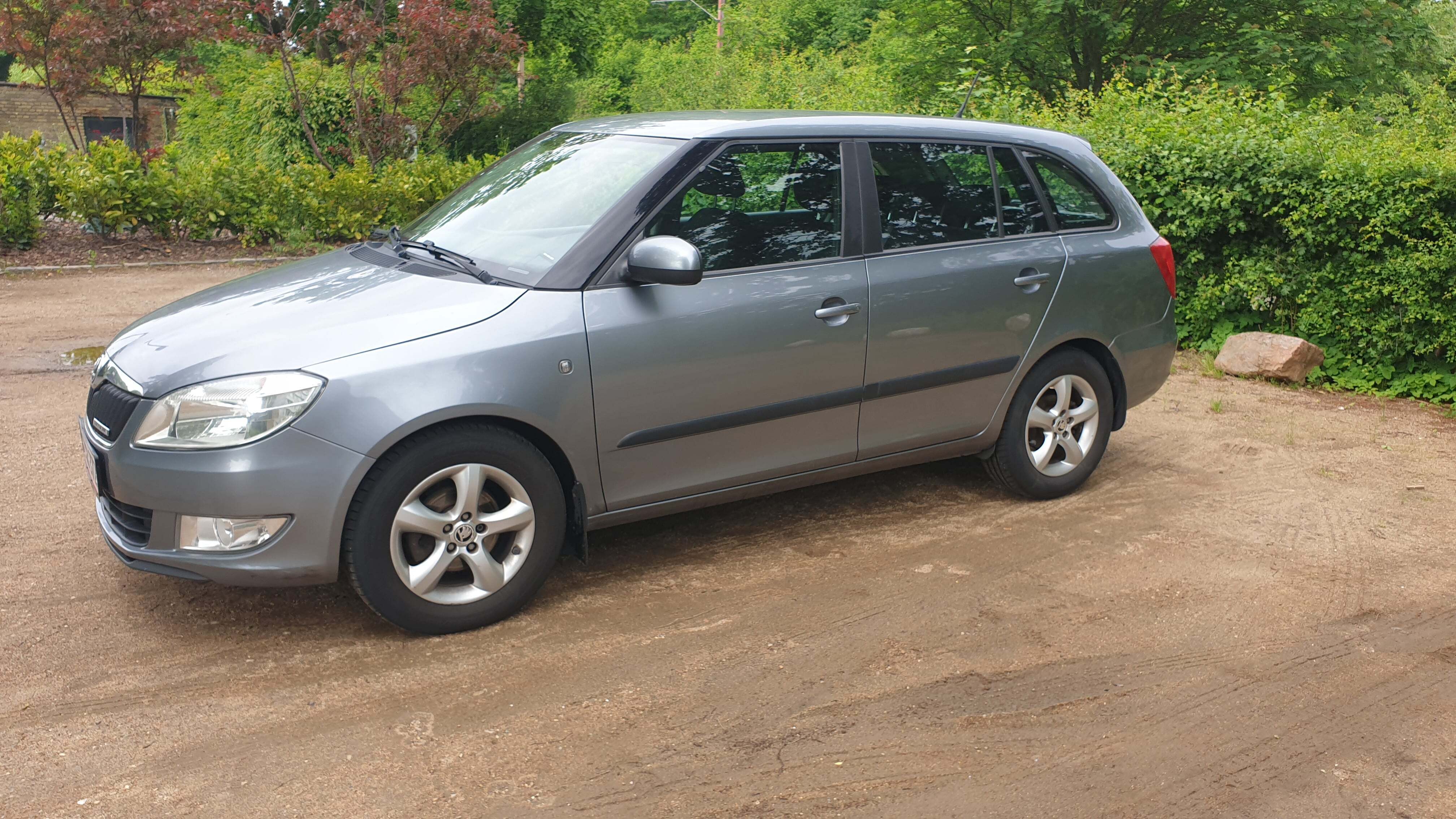 Grå Skoda Fabia fra 2013