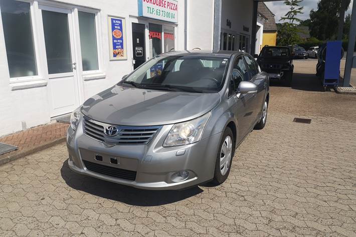 Sølv Toyota Avensis fra 2010