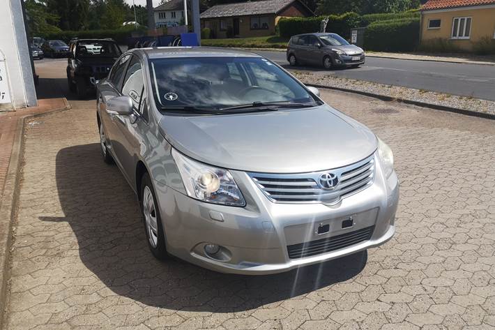 Sølv Toyota Avensis fra 2010