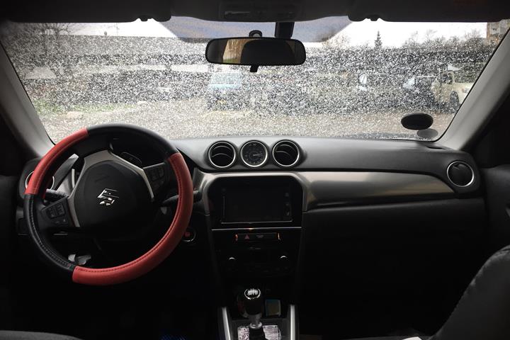 Sort Suzuki Vitara fra 2016