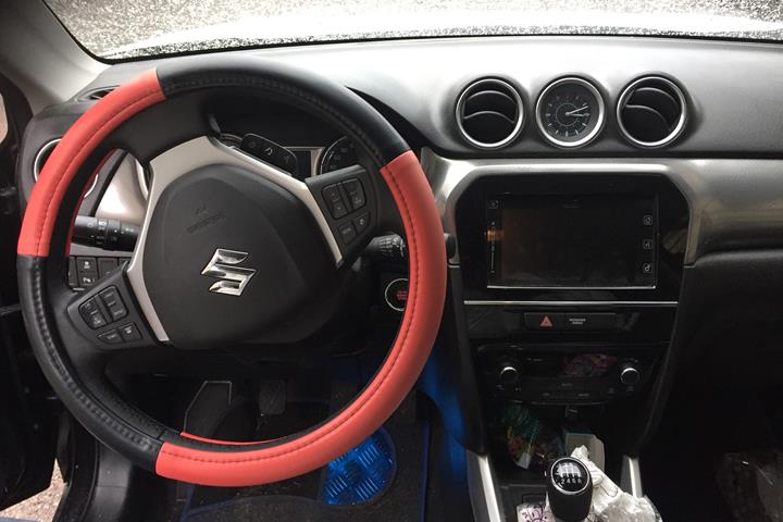 Sort Suzuki Vitara fra 2016