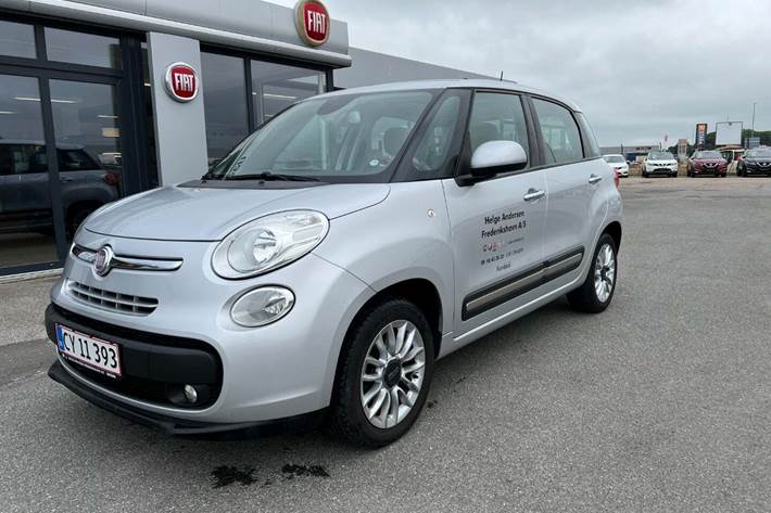 Sølv Fiat 500L fra 2013 set udefra
