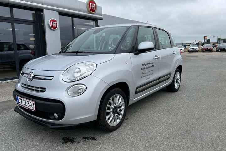 Sølv Fiat 500L fra 2013 set udefra