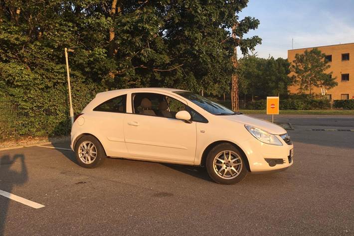 Hvid Opel Corsa fra 2008