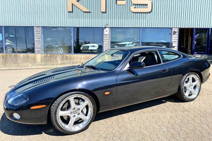 Sort Jaguar XKR fra 2005 set udefra