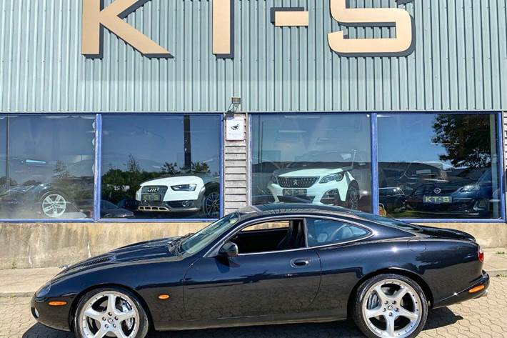 Sort Jaguar XKR fra 2005 set udefra