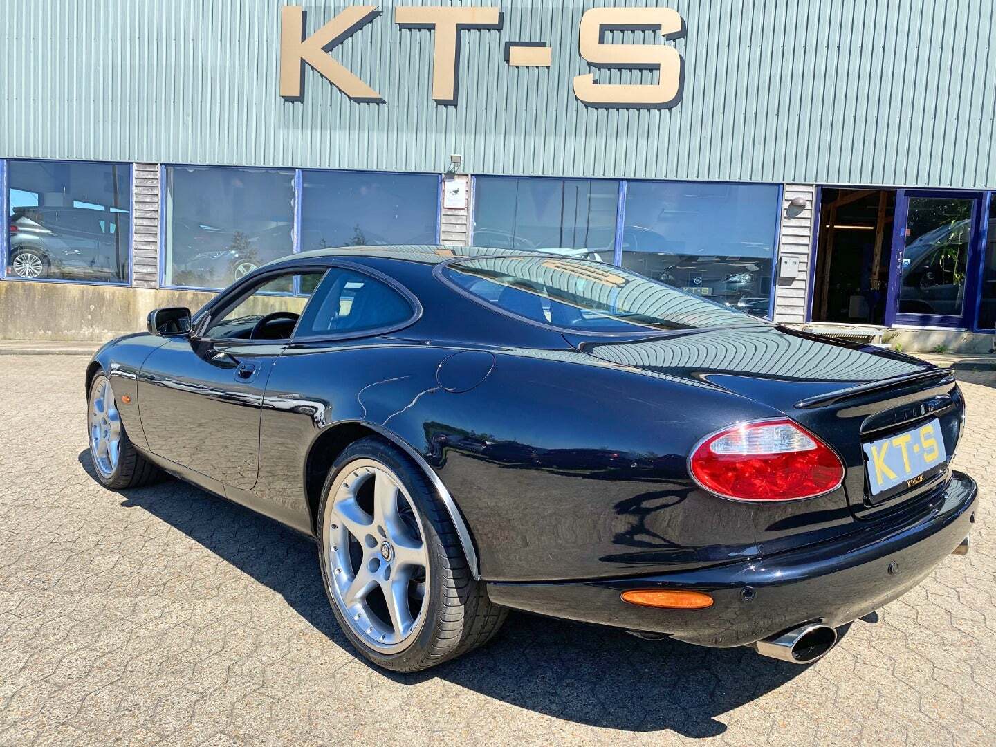 Sort Jaguar XKR fra 2005 set udefra