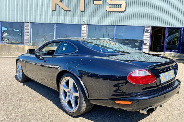 Sort Jaguar XKR fra 2005 set udefra