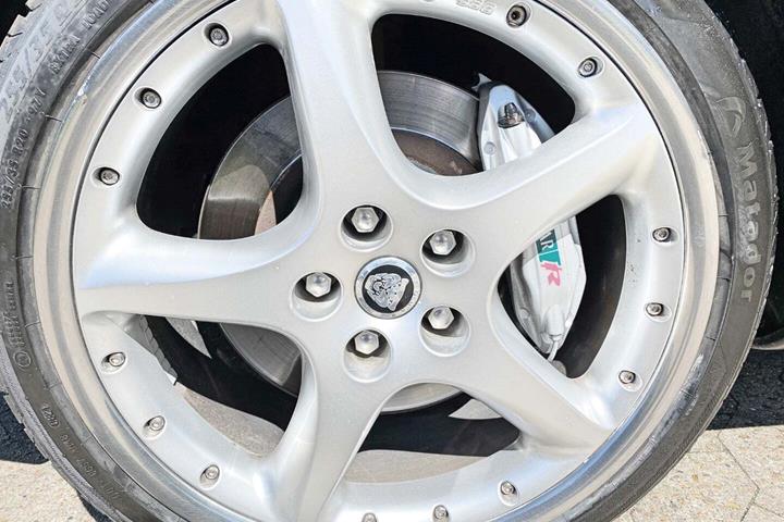 Sort Jaguar XKR fra 2005