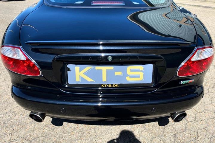 Sort Jaguar XKR fra 2005