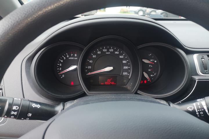 Rød Kia Rio fra 2015