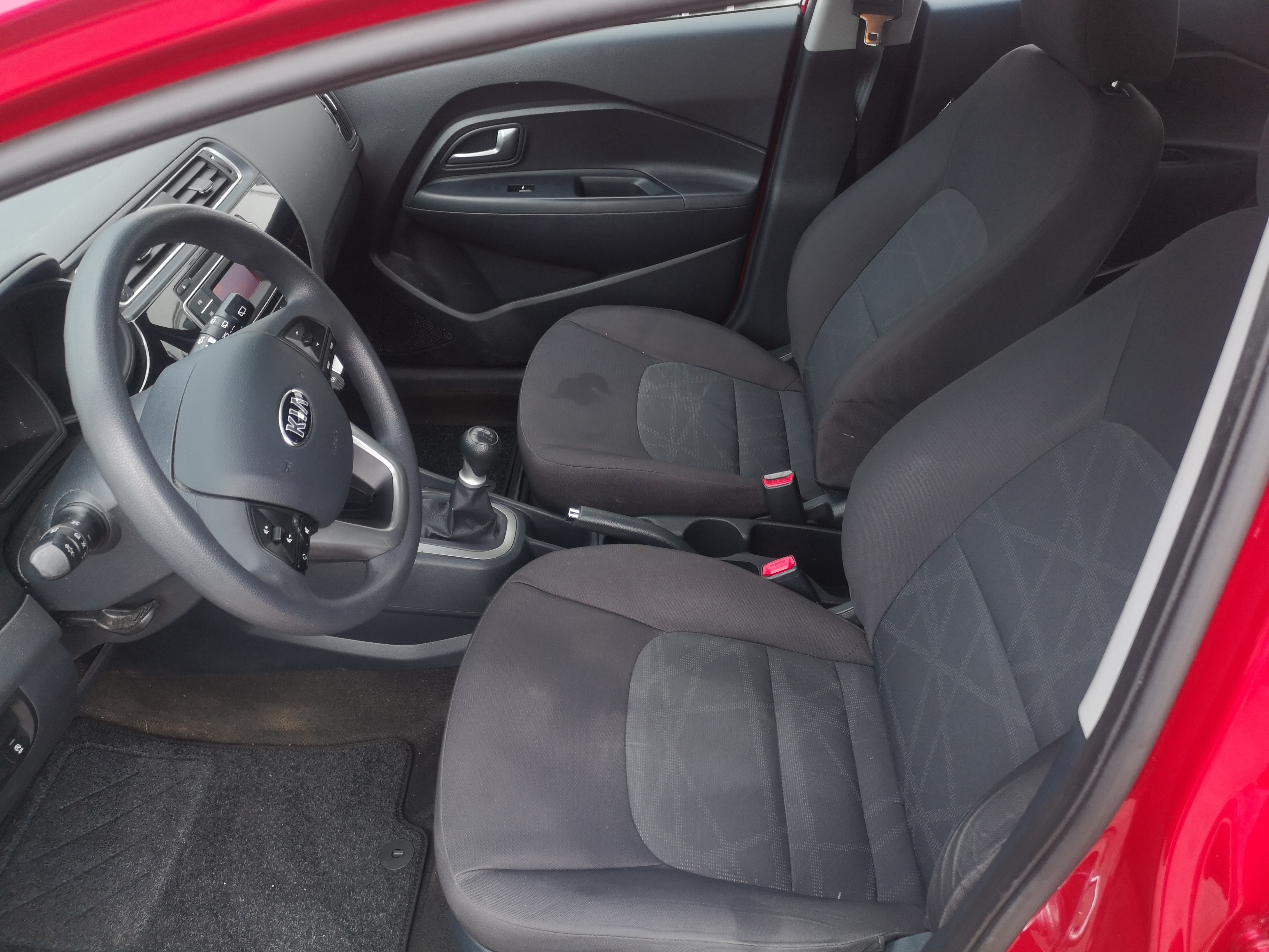 Rød Kia Rio fra 2015