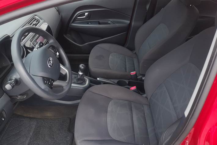 Rød Kia Rio fra 2015
