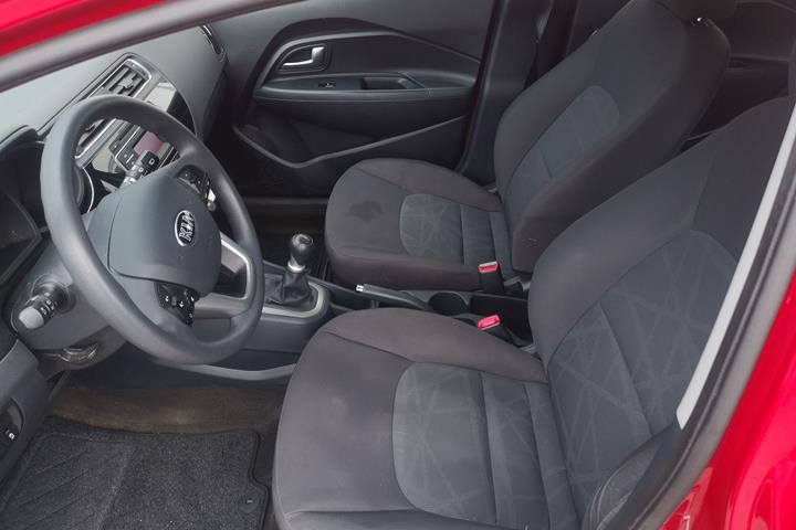 Rød Kia Rio fra 2015